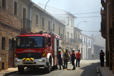Fotos de los incendios activos en Navarra. El fuego en las cercanías de San Martín de Unx ha provocado el desalojo de la localidad.