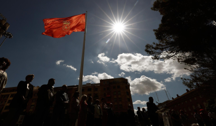 Acto de colocación e izado de la bandera de Navarra en la plaza de los Fueros de Pamplona con la presencia de autoridades locales y forales, encabezadas por el alcalde de Pamplona Enrique Maya y la banda de música La Pamplonesa.