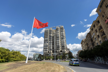 Imagen del izado de la bandera de Navarra en la plaza de los Fueros de Pamplona.