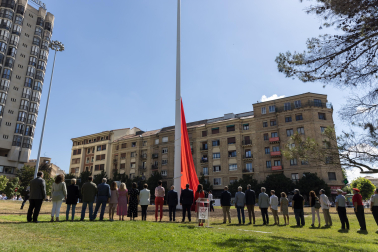 Imagen del izado de la bandera de Navarra en la plaza de los Fueros de Pamplona.