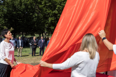 Imagen del izado de la bandera de Navarra en la plaza de los Fueros de Pamplona.