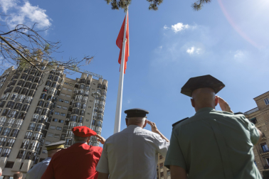 Imagen del izado de la bandera de Navarra en la plaza de los Fueros de Pamplona.