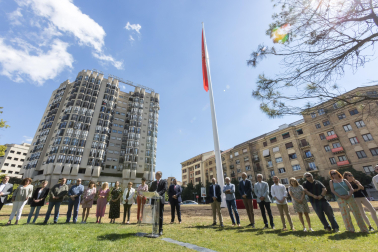Imagen del izado de la bandera de Navarra en la plaza de los Fueros de Pamplona.