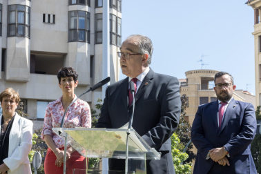 Imagen del izado de la bandera de Navarra en la plaza de los Fueros de Pamplona.