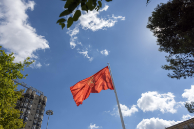 Imagen del izado de la bandera de Navarra en la plaza de los Fueros de Pamplona.