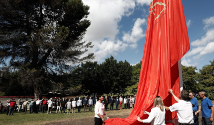 Acto de colocación e izado de la bandera de Navarra en la plaza de los Fueros de Pamplona con la presencia de autoridades locales y forales, encabezadas por el alcalde de Pamplona Enrique Maya y la banda de música La Pamplonesa.