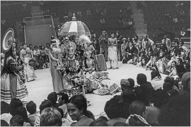 Artistas del teatro Kathakali de Kerala (India) en el pabellón Anaitasuna