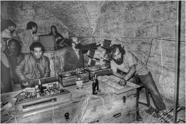 Luis de Pablo (con barba) y José Luis Alexanco, supervisando su obra 'Soledad interrumpida' en la Sala de Armas de la Ciudadela. /
