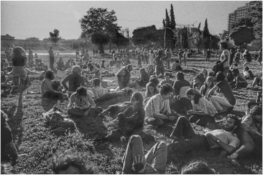 AMBIENTE HIPPY EN LA CIUDADELA. “¡Parecía el festival de Woodstock!”, comenta Guerendiáin sobre esta escena de ambiente juvenil y festivo en los jardines de la Ciudadela