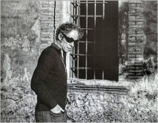 MERCE CUNNINGHAM EN LA CIUDADELA. Guerendiáin captó esta imagen del coreógrafo estadounidense. Considerado ‘el padre de la danza postmoderna’, era la pareja del músico John Cage, quien actuó en la Sala de Armas de la Ciudadela. “Me gusta la postura, me gusta el gesto y también me gusta el ambiente entre rococó, rústico y cutre que hay”, resume Guerendiáin sobre esta instantánea