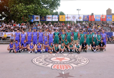 Los participantes en el torneo benéfico. Darko está sentado, el quinto por la izquierda