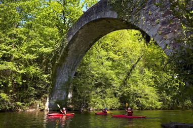 Los ríos de Navarra, como este paisaje en el Bidasoa, un lugar perfecto para practicar diferentes deportes en verano