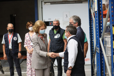 Fotos de la visita de la Reina Sofía al Banco de Alimentos de Navarra.