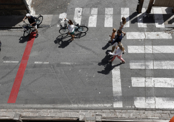 línea roja que se puso para sustituir la barrera policial que se solía formar antes de la hornacina de San Fermín