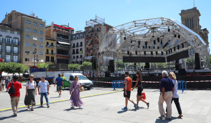 Instalación de las barras en la plaza del Castillo