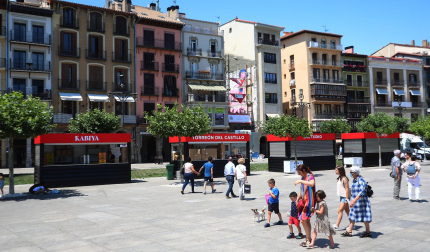 Instalación de las barras en la plaza del Castillo