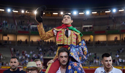 El novillero mexicano Isaac Fonseca sale a hombros de la plaza de toros de Pamplona tras cortar cuatro orejas a sus dos astados