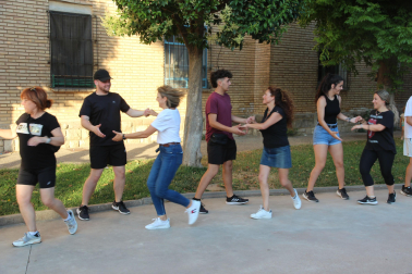 Varios asistentes al curso cambian de pareja en un momento del ensayo de uno de los bailes.