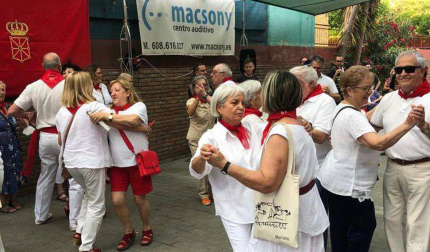 Personas bailando en el Hogar Vasco-Navarro de Barcelona
