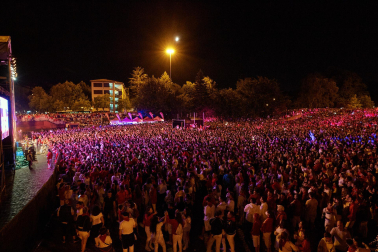 Concierto de Lola Índigo en la plaza de los Fueros.