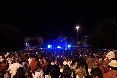Concierto de Lola Índigo en la plaza de los Fueros.