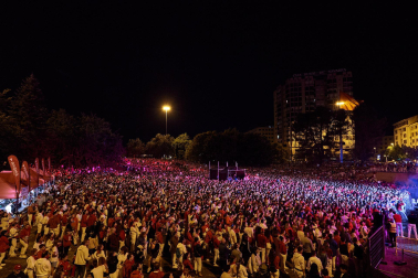 Concierto de Lola Índigo en la plaza de los Fueros.