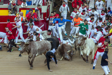 Entrada a la plaza de toros con un semimontón a la derceha y momento de peligro durante el primer encierro de los Sanfermines 2022