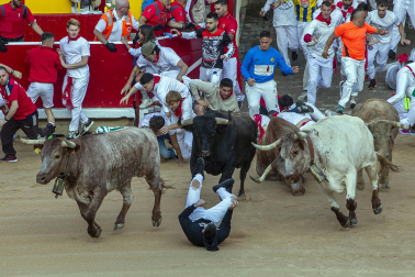 Entrada a la plaza de toros con un semimontón a la derceha y momento de peligro durante el primer encierro de los Sanfermines 2022