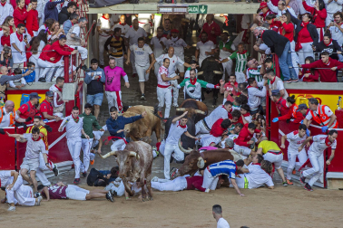 Entrada a la plaza de toros con un semimontón a la derceha y momento de peligro durante el primer encierro de los Sanfermines 2022