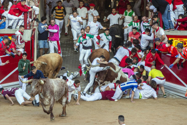 Entrada a la plaza de toros con un semimontón a la derceha y momento de peligro durante el primer encierro de los Sanfermines 2022