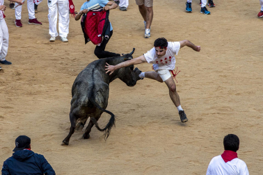Entrada a la plaza de toros con un semimontón a la derceha y momento de peligro durante el primer encierro de los Sanfermines 2022
