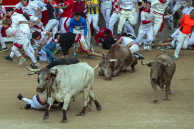Entrada a la plaza de toros con un semimontón a la derceha y momento de peligro durante el primer encierro de los Sanfermines 2022