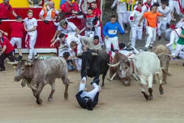 Amago de montón en la entrada de la plaza en el primer encierro