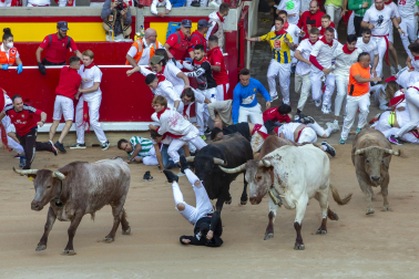 Amago de montón en la entrada de la plaza en el primer encierro