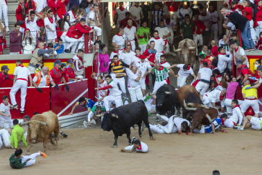 Amago de montón en la entrada de la plaza en el primer encierro