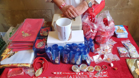 La 'tienda" de la parroquia sigue vendiendo en la entrada