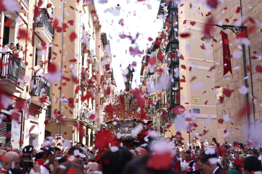 Miles de personas se han dado cita en el Casco Antiguo de Pamplona para presenciar la procesión en honor a San Fermín.