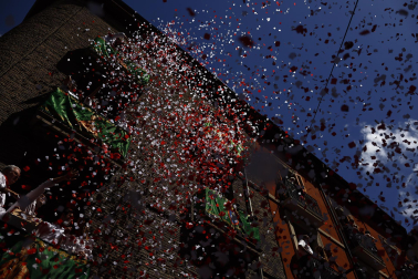 Miles de personas se han dado cita en el Casco Antiguo de Pamplona para presenciar la procesión en honor a San Fermín.
