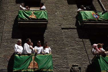 Miles de personas se han dado cita en el Casco Antiguo de Pamplona para presenciar la procesión en honor a San Fermín.