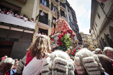 Procesión en honor a San Fermín por las calles del Casco Antiguo de Pamplona el 7 de julio de 2022.