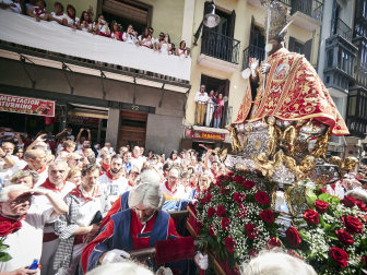 Procesión en honor a San Fermín por las calles del Casco Antiguo de Pamplona el 7 de julio de 2022.
