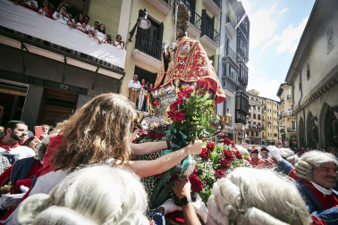 Procesión en honor a San Fermín por las calles del Casco Antiguo de Pamplona el 7 de julio de 2022.