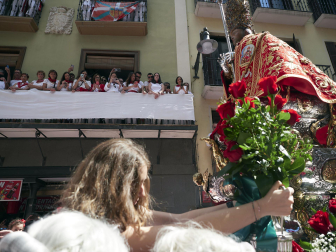Procesión en honor a San Fermín por las calles del Casco Antiguo de Pamplona el 7 de julio de 2022.
