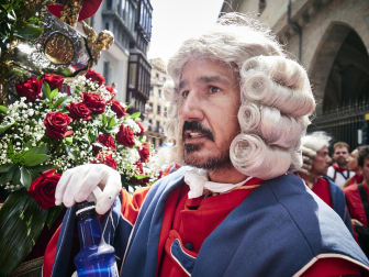 Procesión en honor a San Fermín por las calles del Casco Antiguo de Pamplona el 7 de julio de 2022.