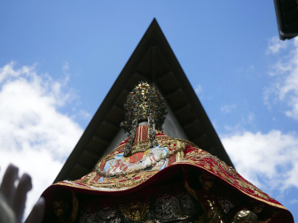 Procesión en honor a San Fermín por las calles del Casco Antiguo de Pamplona el 7 de julio de 2022.