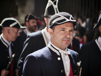Procesión en honor a San Fermín por las calles del Casco Antiguo de Pamplona el 7 de julio de 2022.