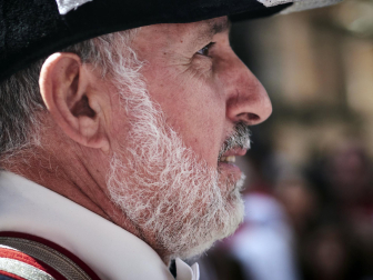 Procesión en honor a San Fermín por las calles del Casco Antiguo de Pamplona el 7 de julio de 2022.