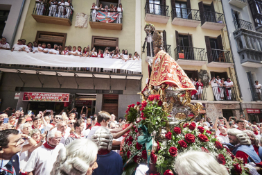 Procesión en honor a San Fermín por las calles del Casco Antiguo de Pamplona el 7 de julio de 2022.