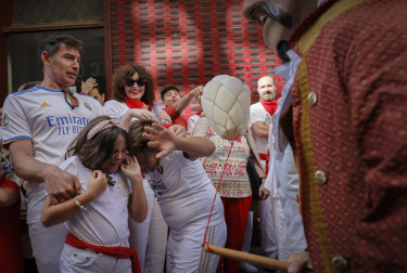 Los pamploneses han honrado a San Fermín en la procesión de este jueves, 7 de julio de 2022.