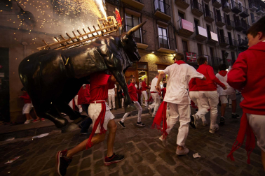 Toro de fuego por las calles de Pamplona en San Fermín